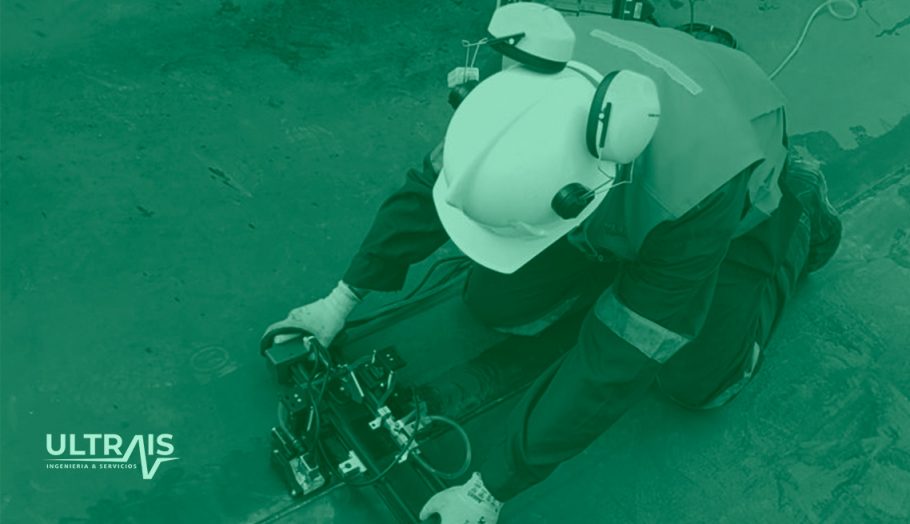 TECHNICIAN-ULTRAIS-PHASED-ARRAY-INDUSTRIAL-TANK-PHASED-ARRAY-PIPE-HDPE-TOFD